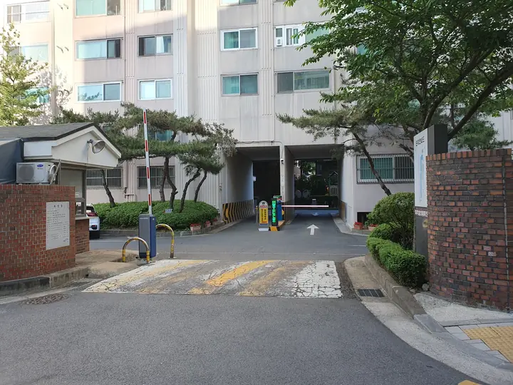 차단기가 내려진 정문 진입로