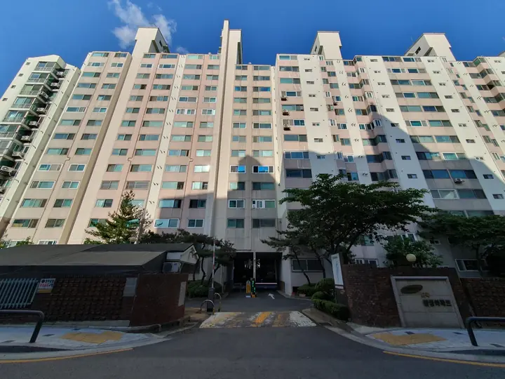 정문 너머 올려다본 15층 동