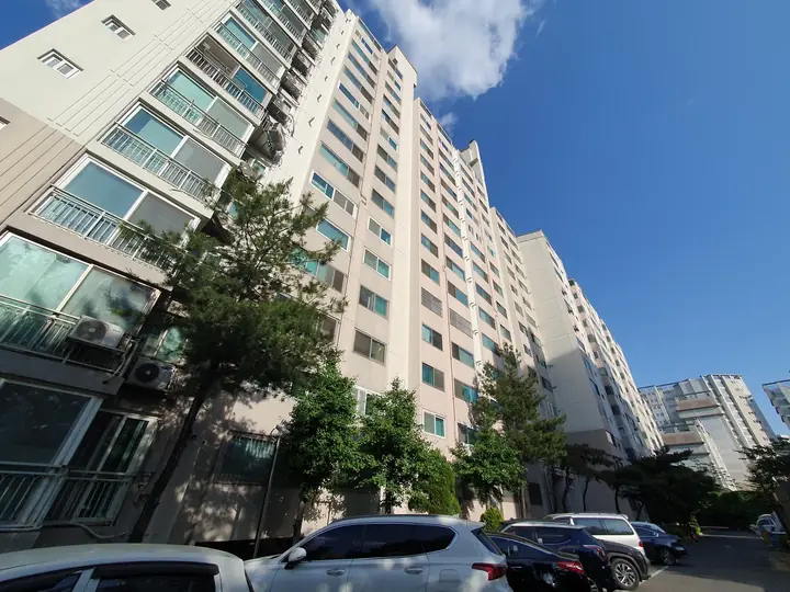 주차장 쪽에서 본 동 전경