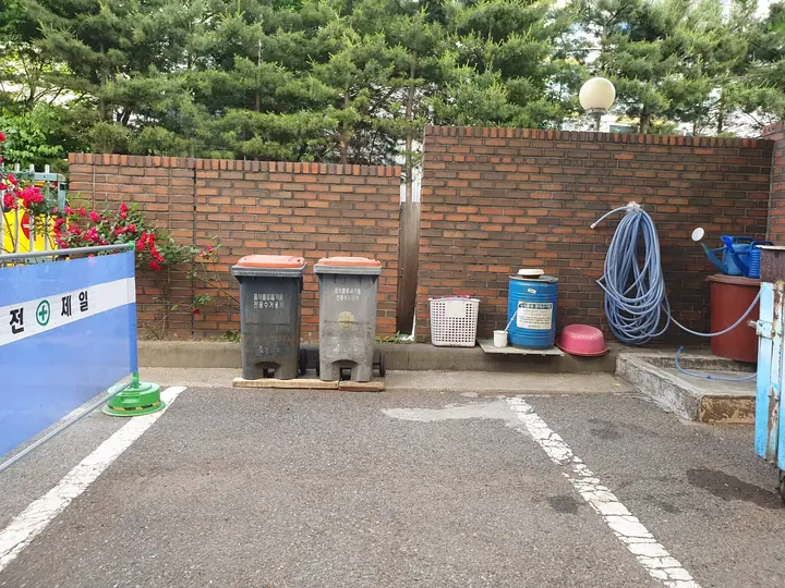 담장 옆 음식물 수거함