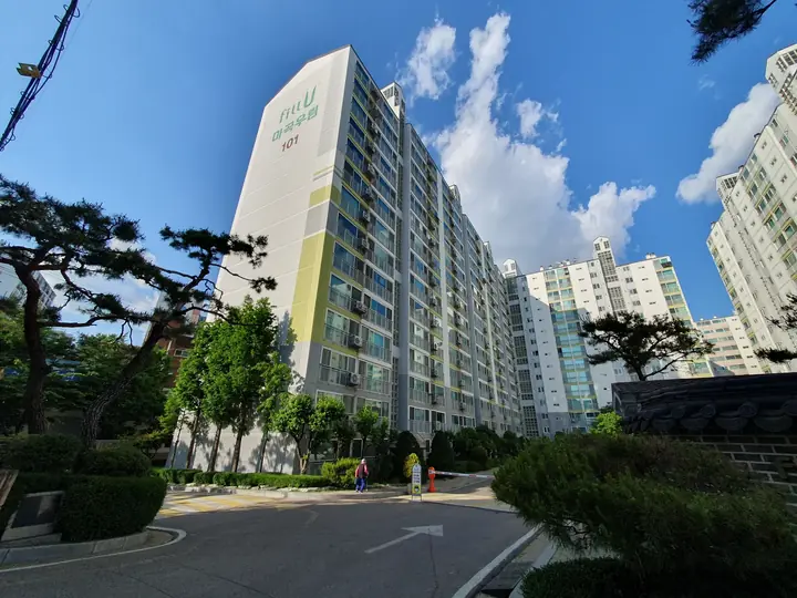 진입로에서 본 동 전경