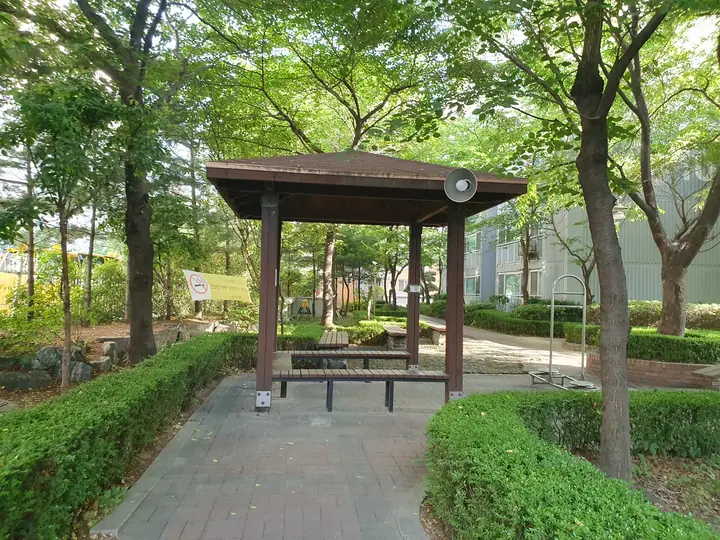 숲길 속 나무 정자