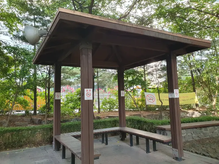 벤치를 두른 나무 정자