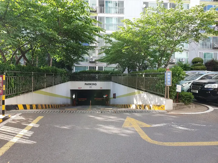 PARKING 지하주차장 입구