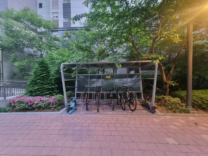 지붕 있는 자전거 보관대