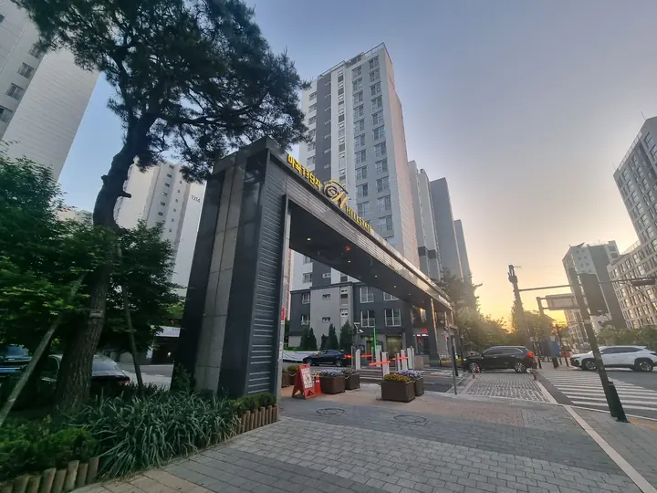 옆에서 본 단지 문주