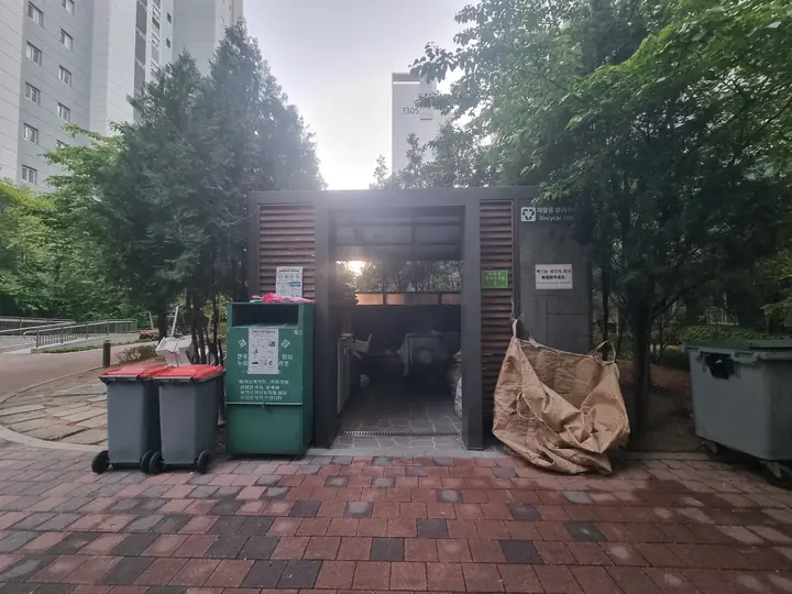 목재 지붕의 분리수거장