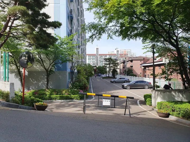 내리막 쪽 출입구