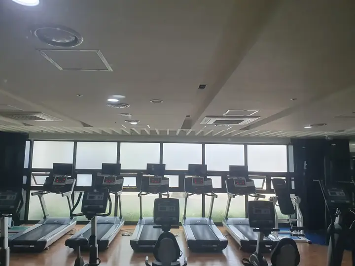 창가의 러닝머신