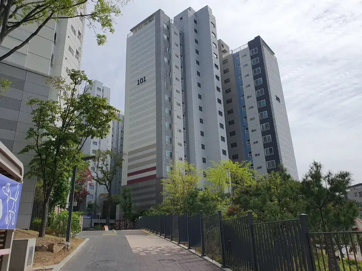 산책로에서 본 101동