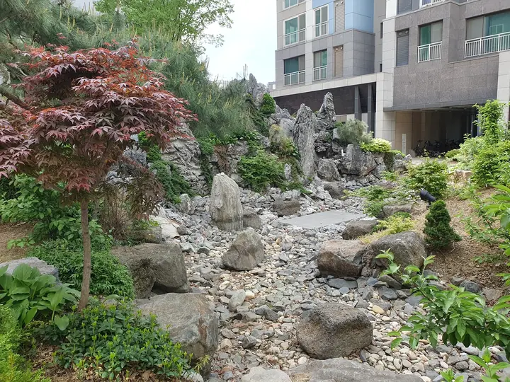 돌과 단풍이 어우러진 산수정원
