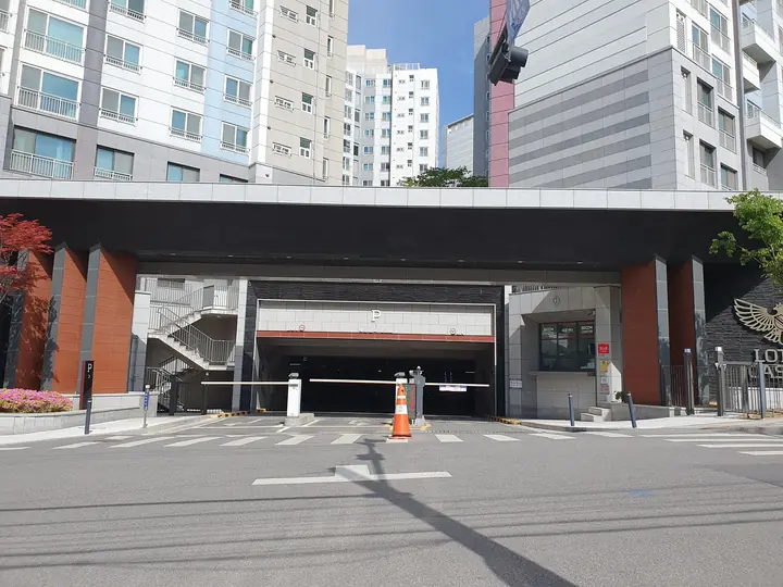 정문 아래 지하주차장 입구