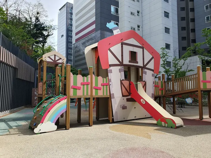 무지개 미끄럼틀 놀이대