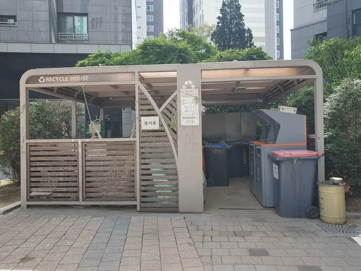 분리수거장 내부 수거함