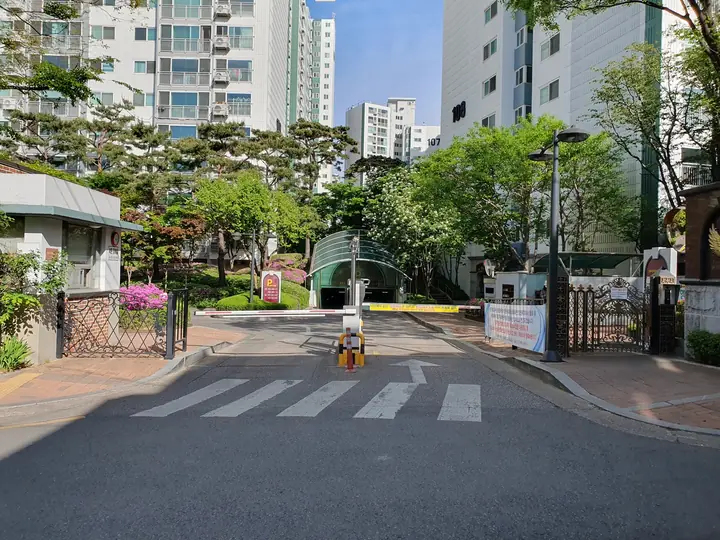 경비실이 선 출입구