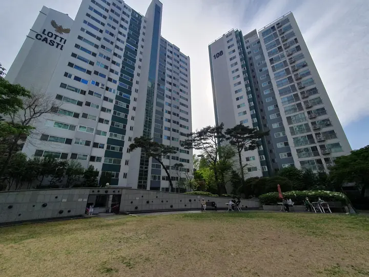 잔디마당 너머 LOTTE CASTLE 동