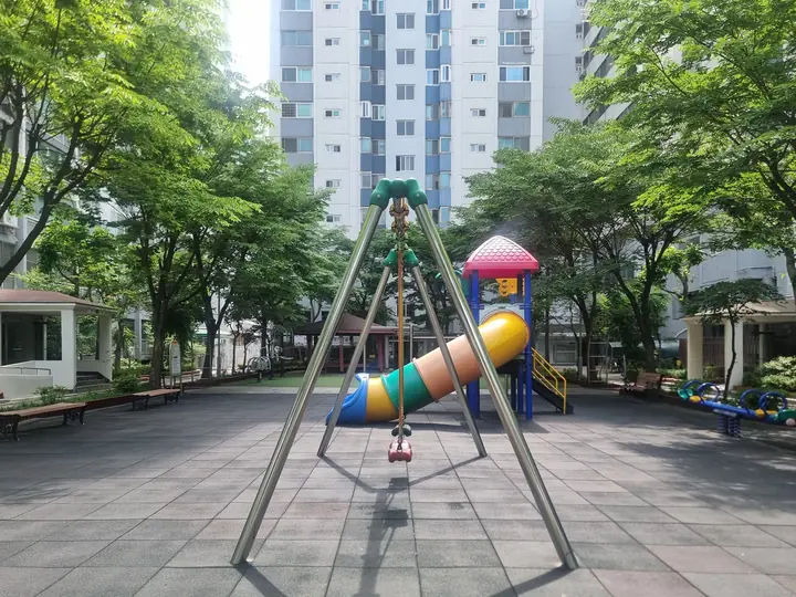 그네와 미끄럼틀이 있는 놀이터
