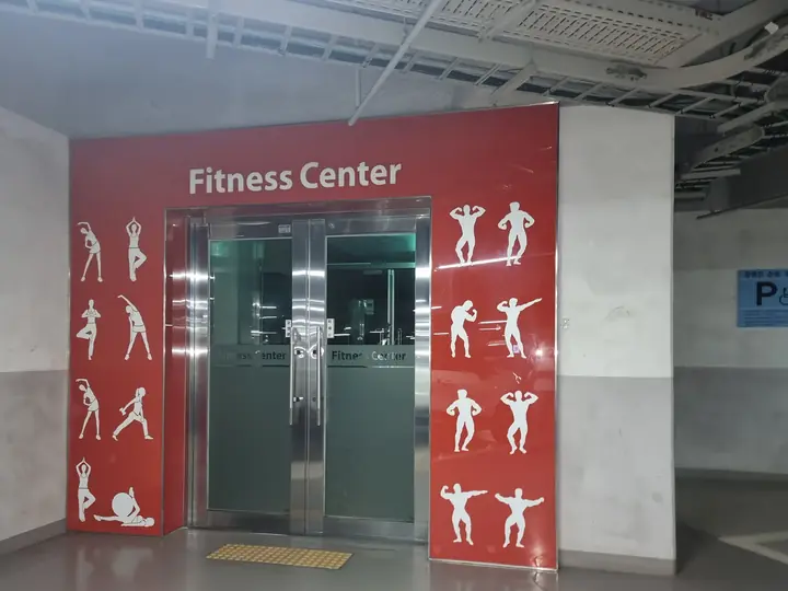 지하 피트니스센터 입구