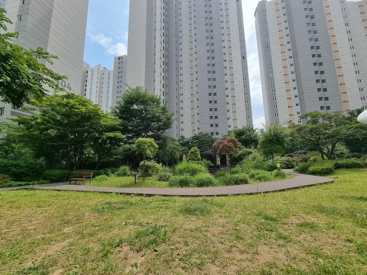 잔디 광장 너머 동 전경
