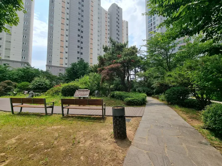 벤치가 놓인 정원 산책로