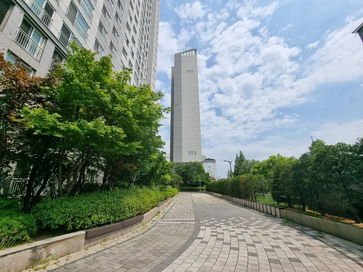 단지 가장자리 곧은 산책로