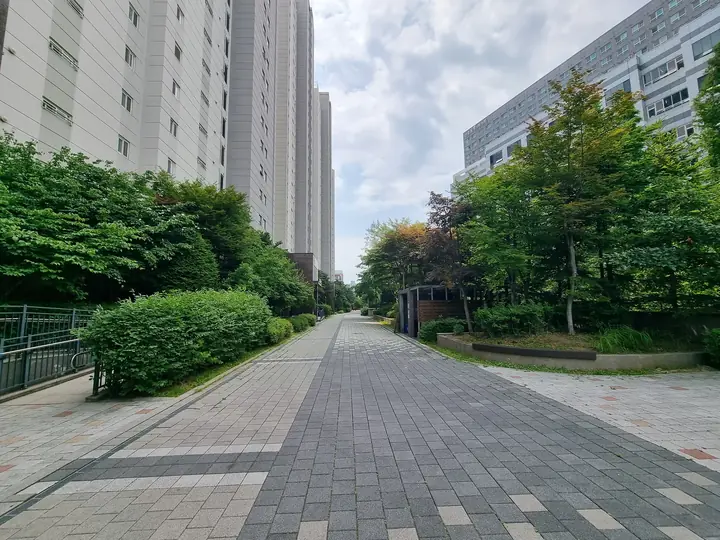 동 사이 넓은 보행로