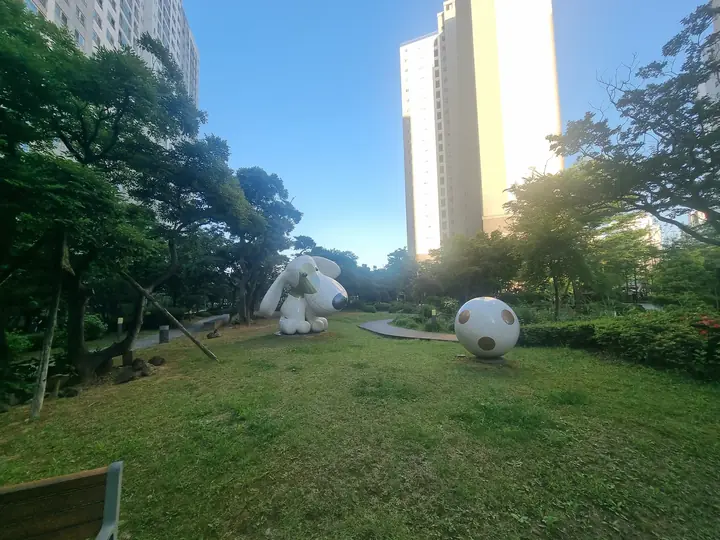 해 질 녘 강아지 조형물 정원