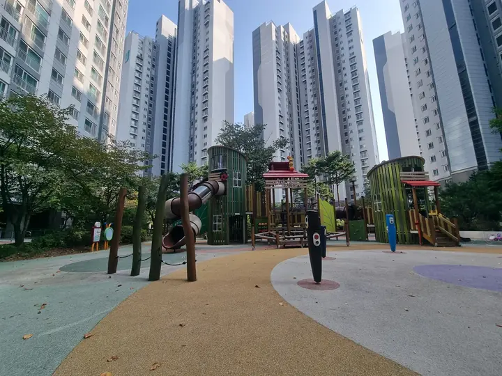 대형 놀이터, 로프 기둥과 튜브 미끄럼틀