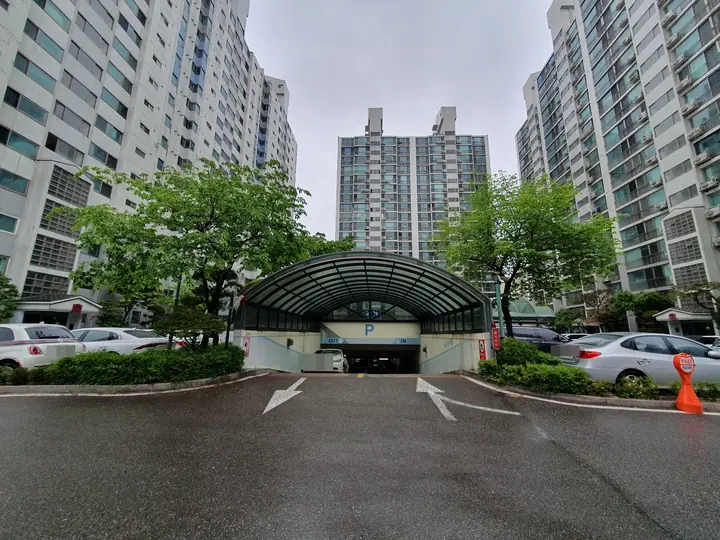 지하주차장 입구 너머 동 전경
