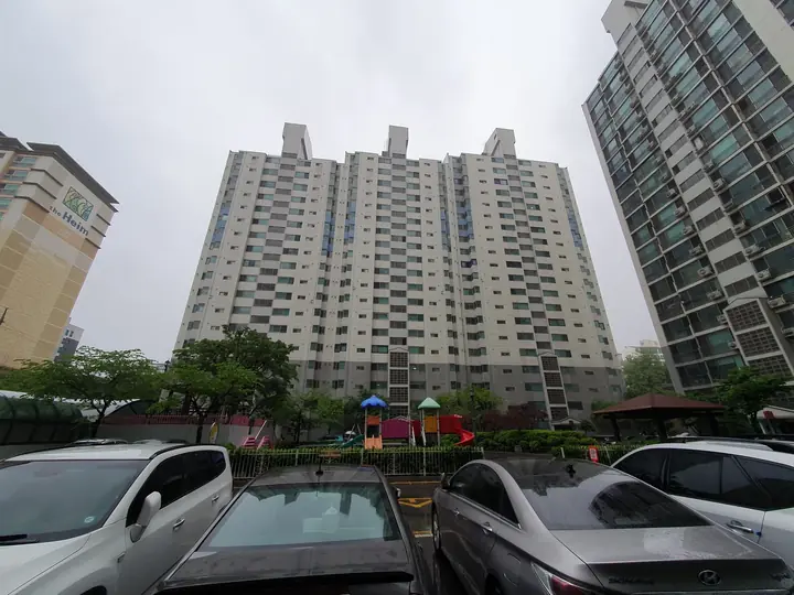 주차장 너머 동 전경