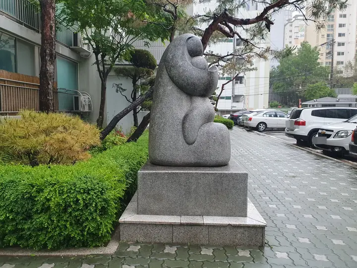 화단 속 석조 조형물