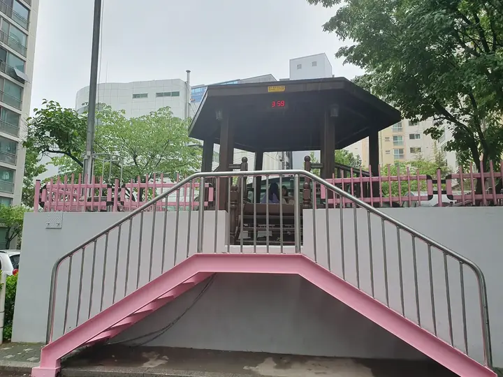 계단 위 팔각 정자