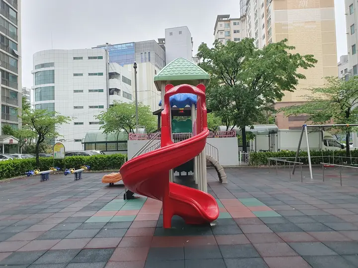 빨간 나선 미끄럼틀