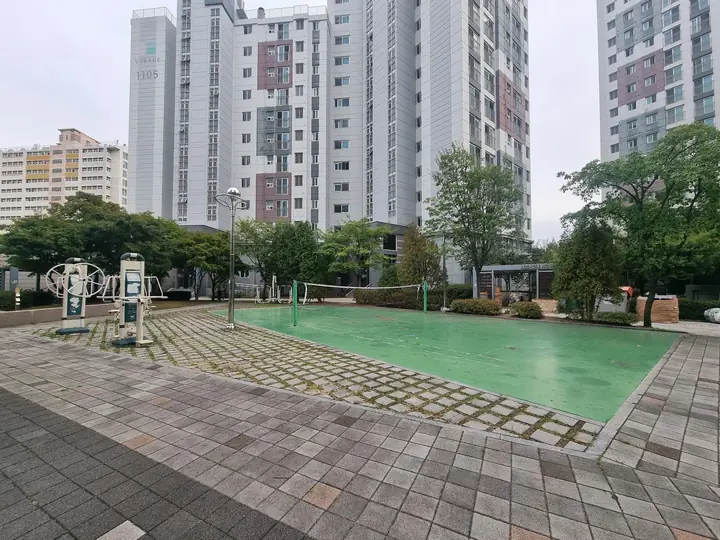 녹색 코트 옆 운동기구