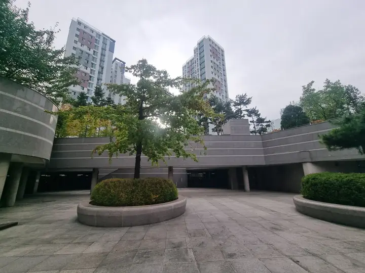원형 화단이 놓인 저층부 광장