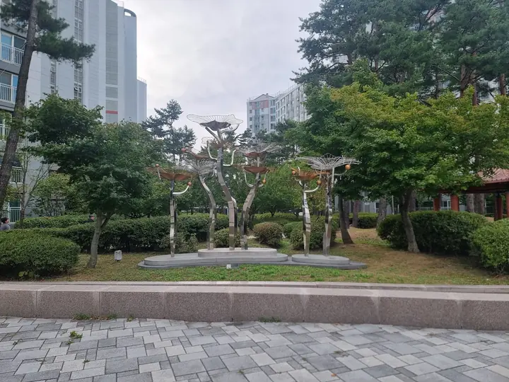 나무 조형물이 선 정원