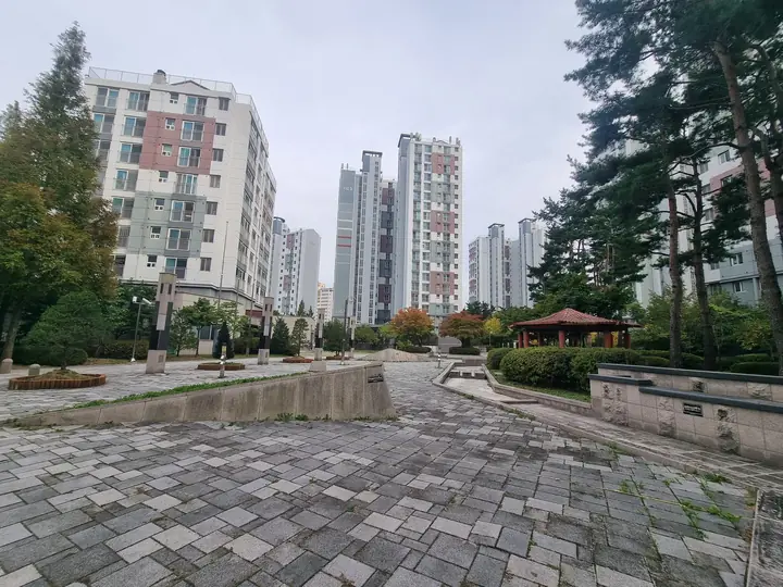 정자가 보이는 중앙 광장