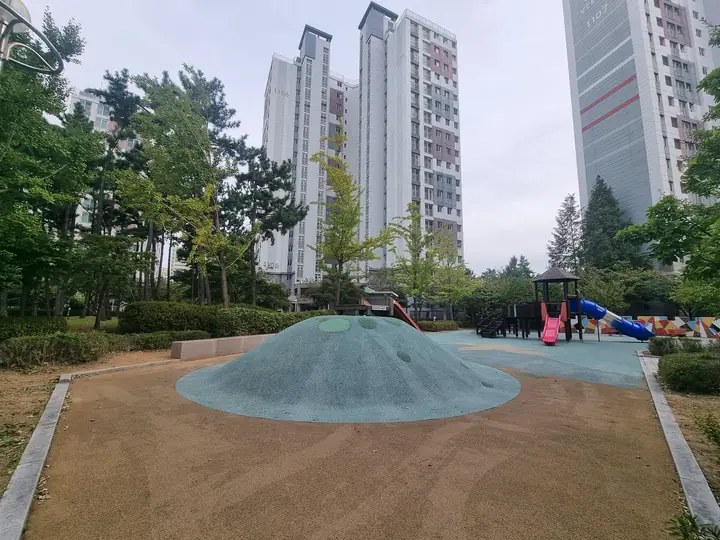 모래 언덕이 있는 놀이터