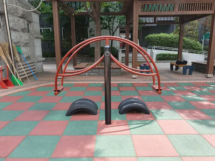 정자 아래 운동기구