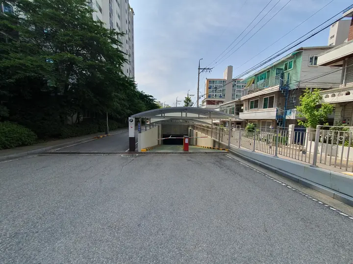 단지 길 끝 지하주차장 입구