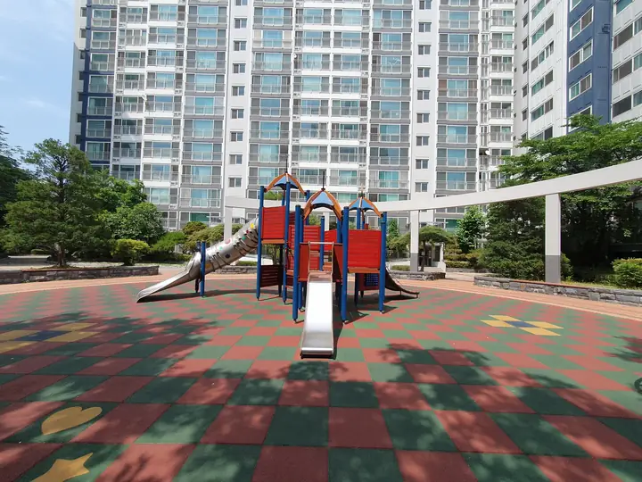 체크무늬 바닥의 놀이터