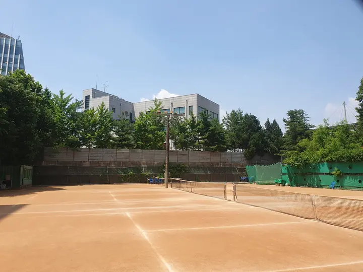 단지 안 클레이 테니스장