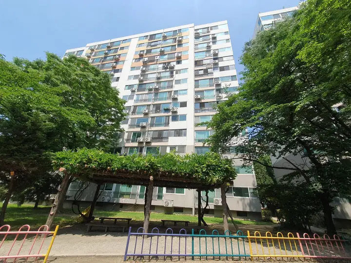 등나무 쉼터 너머 14층 동
