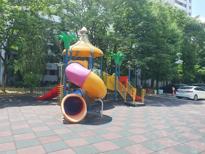 터널 미끄럼틀이 있는 놀이대