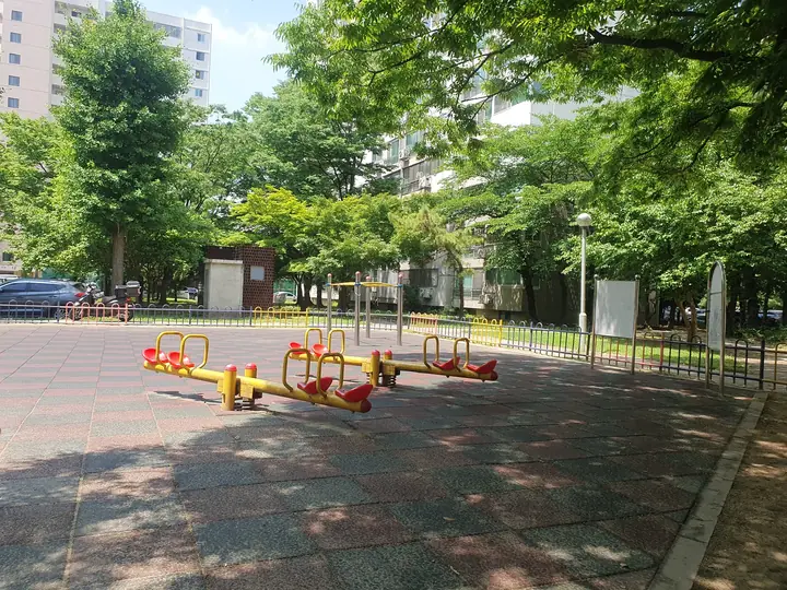 시소가 놓인 놀이터