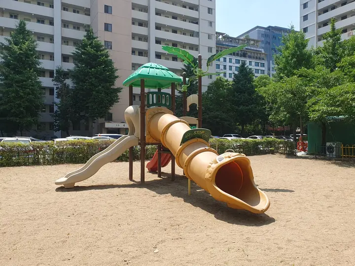 모래 놀이터의 터널 미끄럼틀