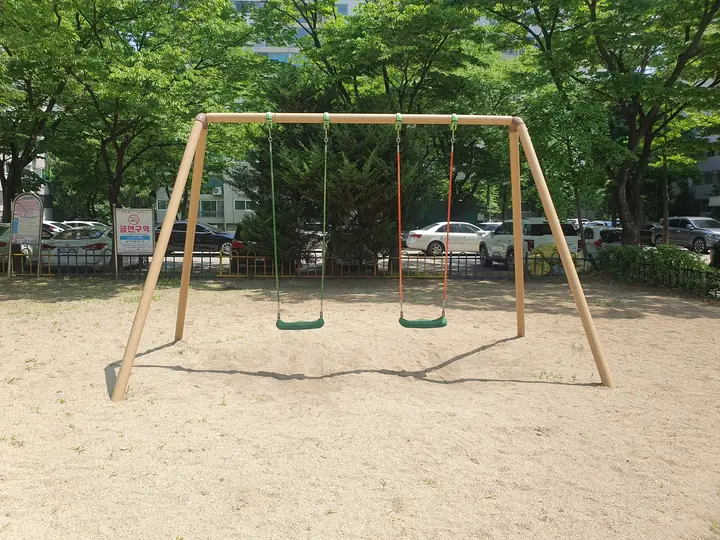 나무 기둥 그네