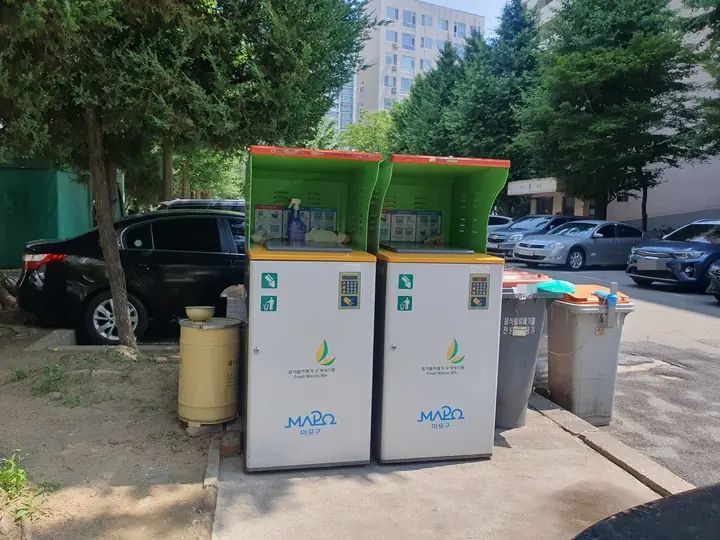 음식물 수거기와 수거함