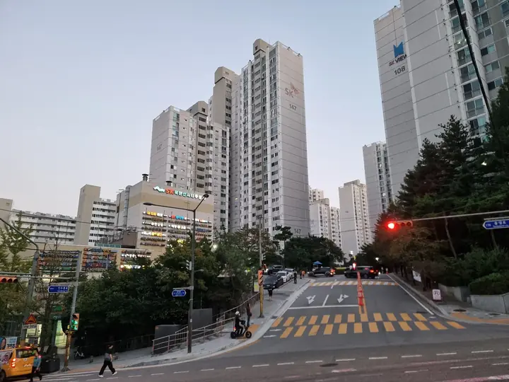 언덕 위로 이어지는 단지 진입로