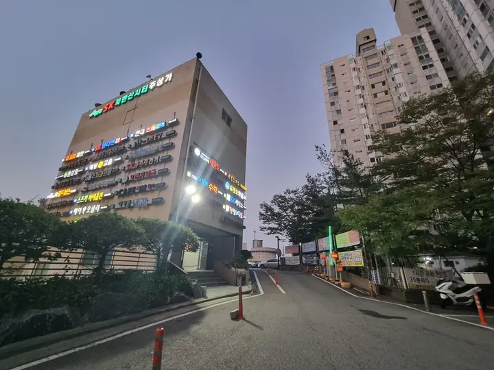 저녁 불이 켜진 단지 상가